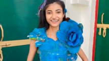 Modré šaty s výraznými květy