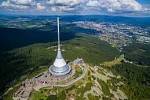 Hora Ještěd se tyčí do výšky 1 012 metrů nad mořem. Na jejím vrcholu se nachází přírodní park a televizní vysílač, v jehož dolní části je umístěn hotel a restaurace.