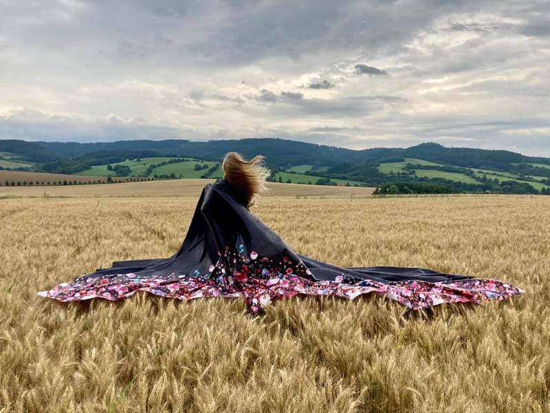 Rodačka z Broumova Lenka Hlaváčková se do svého kraje vrátila po několikaletém pobytu na Novém Zélandu. Od návratu je k nezastavení, rozjela několik unikátních projektů, ve kterých klade důraz na lokálnost a udržitelnost