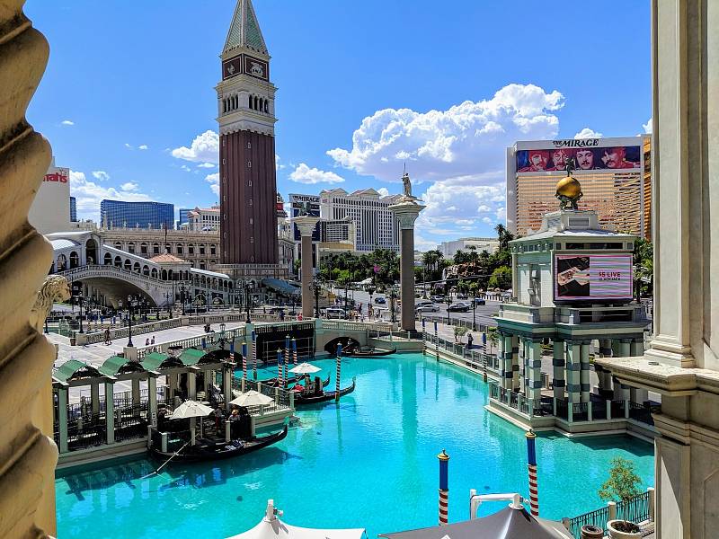 Resort Venetian Palazzo v Las Vegas nabízí hostům i jízdu na gondole. U vstupu stojí zmenšená kopie Zvonice sv. Marka.