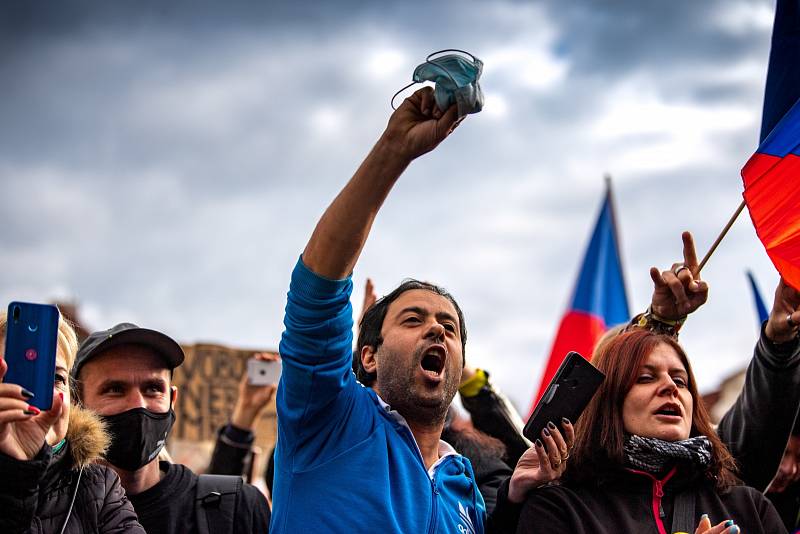 Na pražském Staroměstském náměstí uskutečnila demonstrace odpůrců vládních protiepidemických opatření.