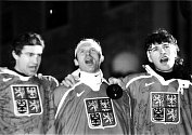 Připomeňte si vítání hrdinů na archivních snímcích z Večerníku Praha - takto vypadala atmosféra během příletu hokejistů z Nagana do Prahy