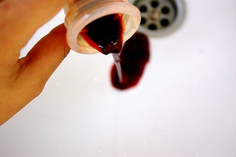 Tmavě zbarvená menstruační krev je známkou oxidace