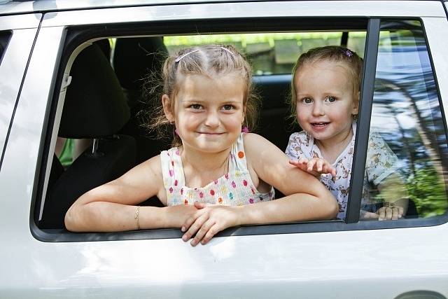Rušivým momentem pro řidiče může být dítě v autě.