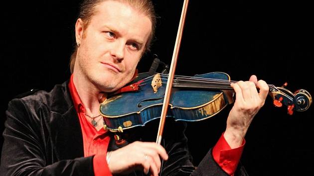 Pavel Šporcl, houslista a populární český umělec, který se věnuje vážné hudbě.