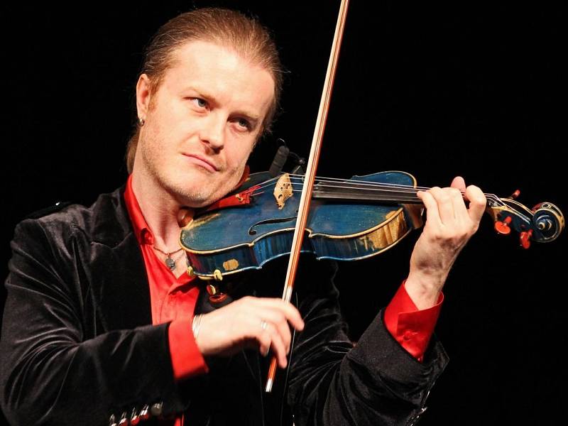 Pavel Šporcl, houslista a populární český umělec, který se věnuje vážné hudbě.