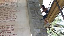 Jeden ze známých turistických cílů na Blanensku, Máchův památník, se dočkal oprav. Hotové budou do konce září.