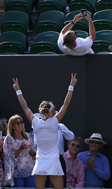 Pátý den Wimbledonu: "Selfie" fotka - trenér Rob Steckley a Lucie Šafářová