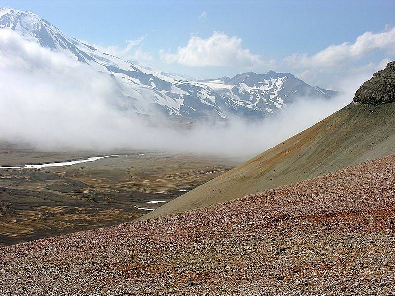 Přesto, že od erupce sopky Novarupta uplyne už 110 let, v Údolí desetisíců dýmů, které vytvořila erupce, lze dodnes vidět její pozůstatky.