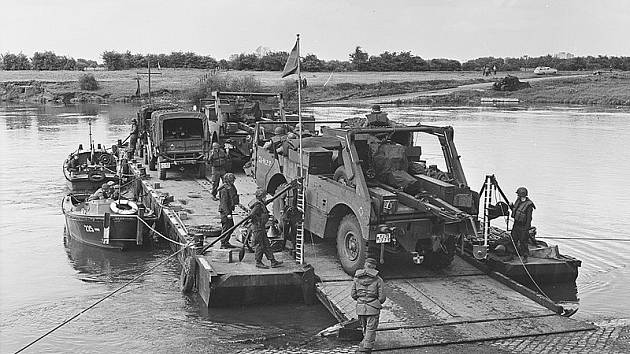 Armádní cvičení německého Bundeswehru z 26. května 1962. Stav německé armády ještě týž rok zkritizovali dva reportéři. A skončili ve vazbě