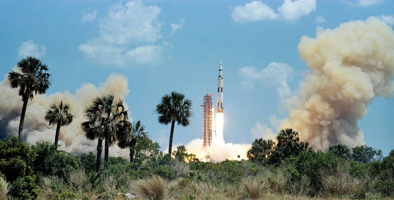 Start rakety Saturn V, která do vesmíru vynáší misi Apollo 16. Start se odehrál 16. dubna 1972.