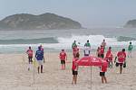 Fotbal na pláži. Trénink v hlubokém písku přispívá k brilantní technice brazilských fotbalistů.