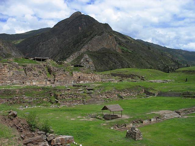 K dalším vyspělým kulturám v oblasti patřil Chavín, jehož existence je datována mezi lety 900 a 200 lety před naším letopočtem. Nejznámější lokalitou je město Chavín de Huántar