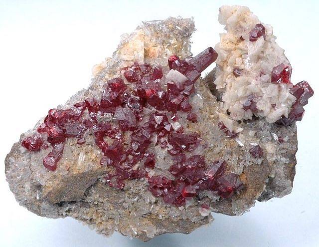 Krásný exemplář rumělky s desítkami krvavě červených drahokamových krystalů na dolomitu