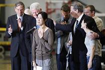 Dvojice amerických novinářek se v doprovodu někdejšího ame-rického prezidenta Billa Clintona vrátila ze Severní Koreje do vlasti poté, co jí severokorejský vůdce Kim Čong-il po setkání s Clintonem udělil milost a nařídil obě ženy propustit z vězení.
