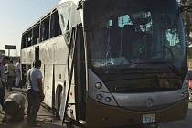 Turistický autobus zasažený při explozi u nového egyptského muzea blízko pyramid v Gíze