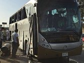 Turistický autobus zasažený při explozi u nového egyptského muzea blízko pyramid v Gíze