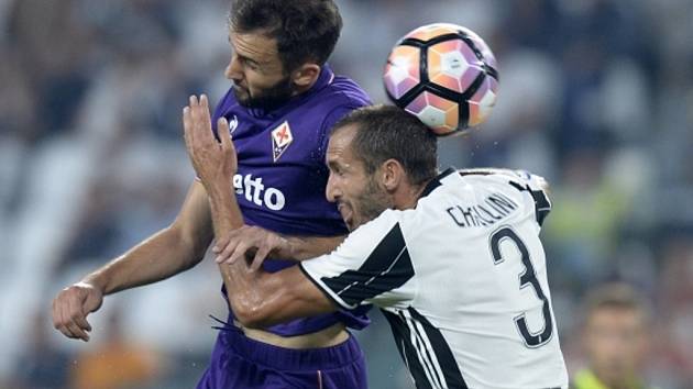 Giorgio Chiellini z Juventusu (vpravo) a Milan Badelj z Fiorentiny.