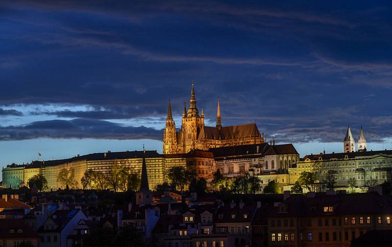 Pražský hrad 29. dubna 2020 při západu slunce.