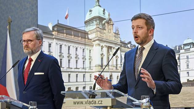 Ministr vnitra Vít Rakušan (vpravo) a premiér Petr Fiala