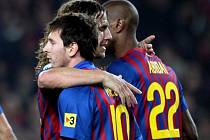 Hvězdy Barcelony (zleva) Lionel Messi, Carles Puyol a Eric Abidal se radují z gólu.