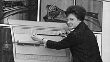 Sue Vanderbilt jako junior designérka značky Chevrolet předvádí umístění ovládacích prvků na vnitřní straně dveří. 