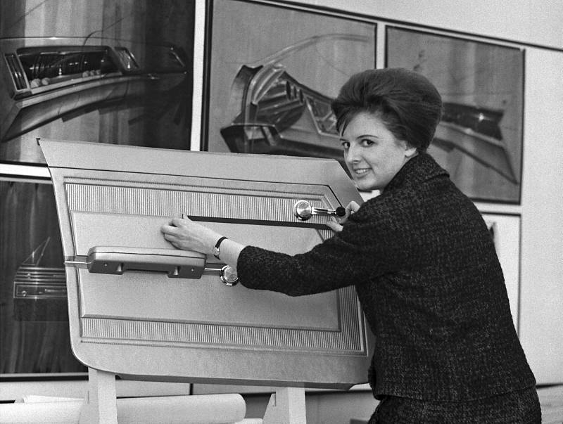 Sue Vanderbilt jako junior designérka značky Chevrolet předvádí umístění ovládacích prvků na vnitřní straně dveří. 