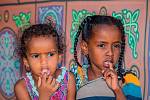 Malé holčičky jsou již od malička drženy zkrátka. U beduínů je to často volnější, kdyby ale začaly chodit do školy, měly by dodržovat „oblékací kodex“.