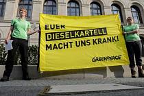 Protesty německých Greenpeace před budovou, kde se konal dieselový summit.