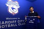 Fotbalista Emiliano Sala po podpisu smlouvy s Cardiff City