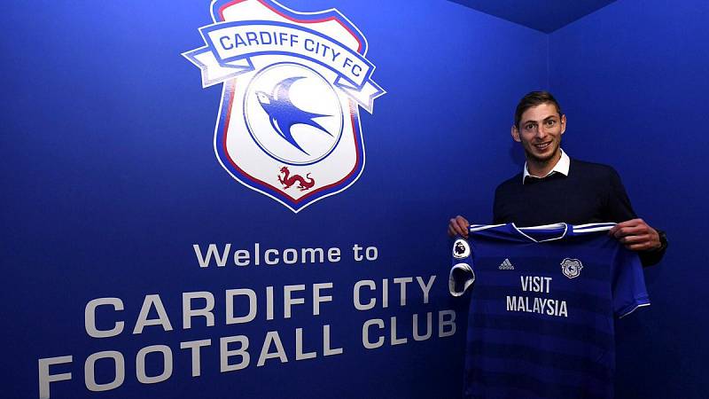 Fotbalista Emiliano Sala po podpisu smlouvy s Cardiff City