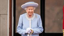 Britská královna Alžběta II. na balkoně Buckinghamského paláce 