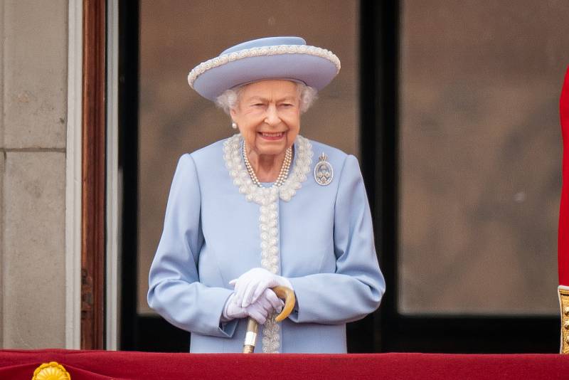 Královna Alžběta II. se na balkoně Buckinghamského paláce objevila při slavnosti Trooping the Colour dvakrát. Zářila v kostýmu a klobouku modré barvy, tvářila se uvolněně a usmívala se.