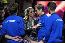 Roger Federer s manželkou Mirkou po posledním zápase své kariéry. (23. září, 2022)