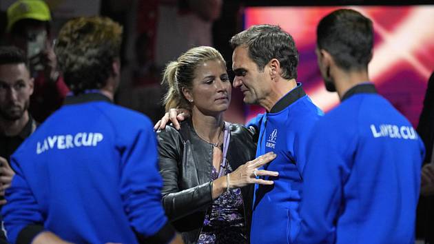 Roger Federer s manželkou Mirkou po posledním zápase své kariéry. (23. září, 2022)
