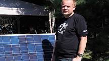Pavel Hrzina vysvětluje, jak funguje solární elektrárna, kterou si studenti postavili.