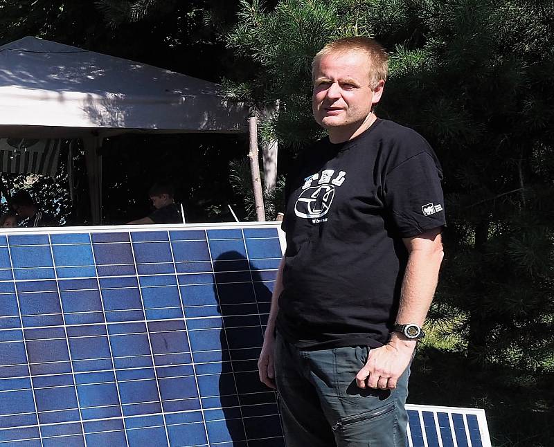 Pavel Hrzina vysvětluje, jak funguje solární elektrárna, kterou si studenti postavili.