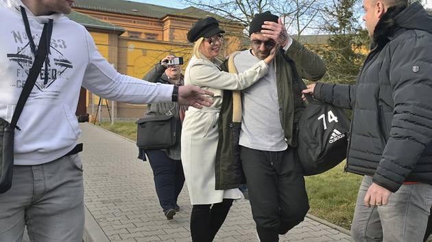 Bývalý fotbalový reprezentant Tomáš Řepka opustil 6. ledna 2020 v doprovodu své přítelkyně Kateřiny Kristelové borskou věznici v Plzni