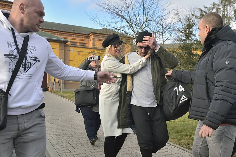 Bývalý fotbalový reprezentant Tomáš Řepka opustil 6. ledna 2020 v doprovodu své přítelkyně Kateřiny Kristelové borskou věznici v Plzni