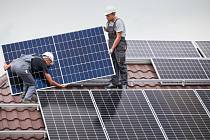 Solární nebo fotovoltaické panely zvyšují zatížení a krovy tak nemusejí vyhovovat například z hlediska únosnosti.