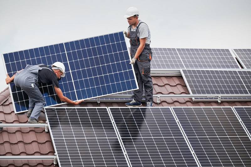 Solární nebo fotovoltaické panely zvyšují zatížení a krovy tak nemusejí vyhovovat například z hlediska únosnosti.