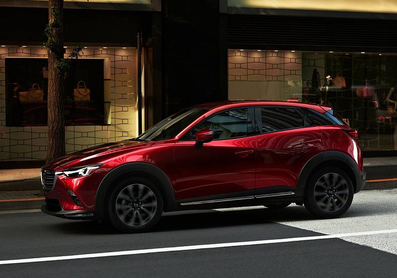 Také malé SUV Mazda CX-3 podstoupilo facelift. Týká se třeba masky chladiče i přidání elektromechanické brzdy do interiéru