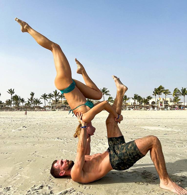 Známá česká kráska Hana Mašlíková se svým partnerem ukázala na svém instagramovém profilu super pózu v rámci cvičení acro jógy v Ómánu