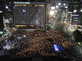 Desítky tisíc Jihokorejců se spojily k protestu proti opětovnému zahájení dovozu hovězího masa ze Spojených států.