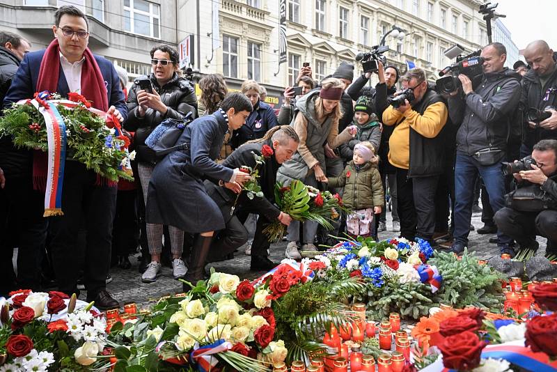 Ministr zahraničí Jan Lipavský, Olga Richterová a šéf Pirátů Ivan Bartoš na pražské Národní třídě