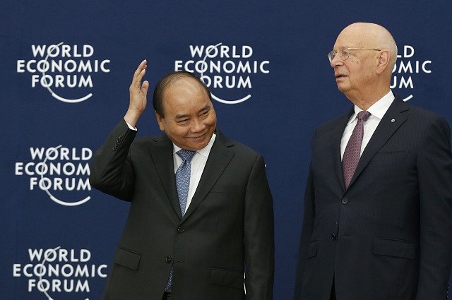 Vietnamský premiér Nguyen Xuan Phuc se zakladatelem Světového obchodního fóra Klausem Schwabem