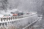 Automobily projíždějí po silnici z Vrchlabí do Špindlerova Mlýna, 25. února 2023, Trutnovsko. Ilustrační snímek
