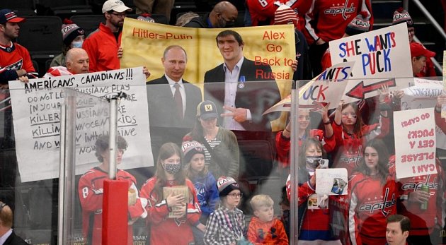 Fotka s Putinem, transparenty i nenávistné vzkazy. Na Ovečkina čekalo v Kanadě nepříjemné přivítání.