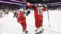 Čeští hokejisté se radují z branky.