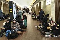 Lidé odpočívají v kyjevském metru, které používají jako protiletecký kryt.